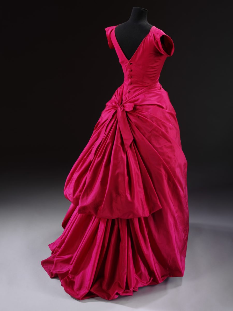 silk_taffeta_evening_dress_designed_by_cristobal_balenciaga_paris_1954_c_victoria_and_albert_museum_london