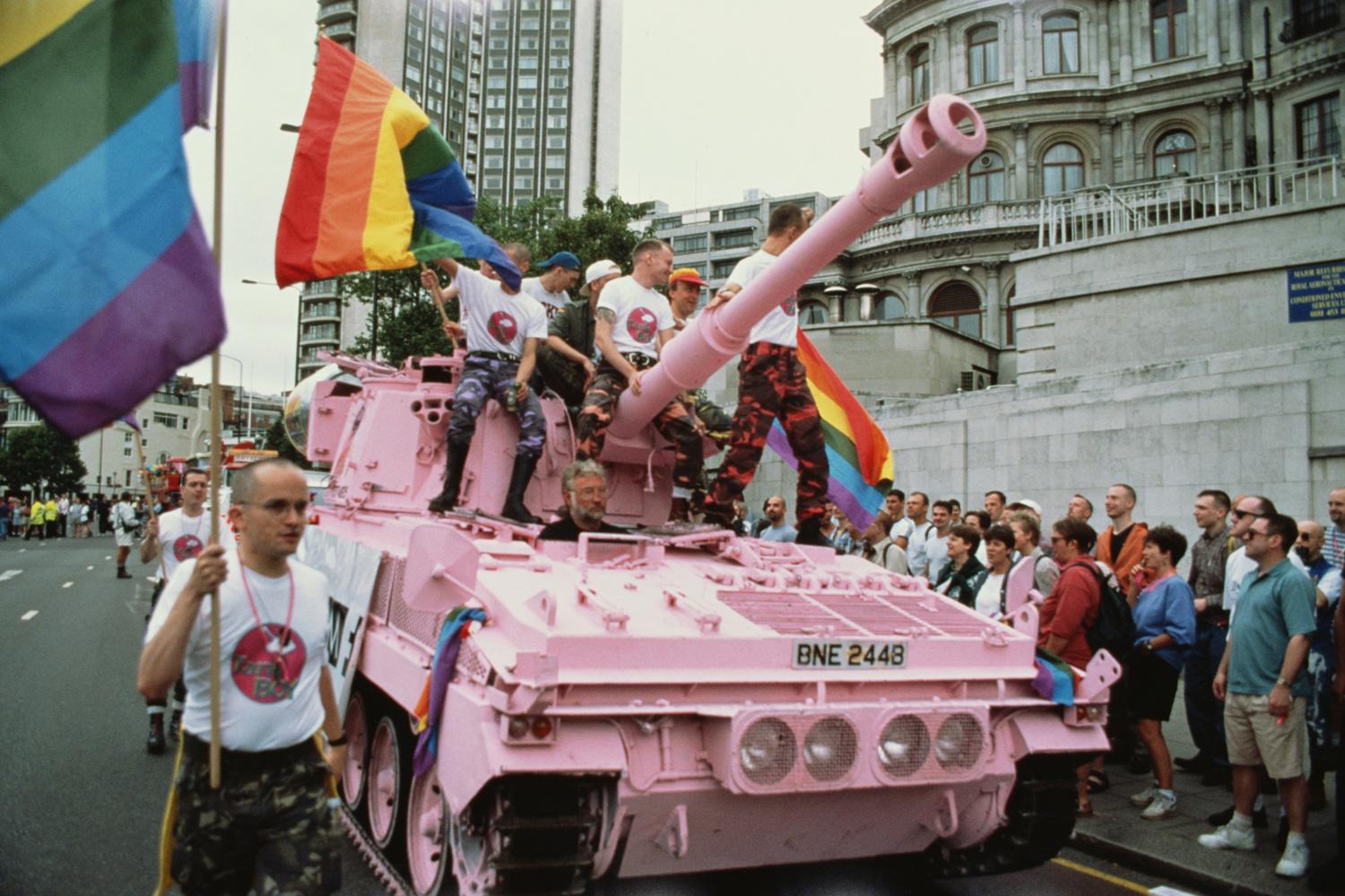Парад приколов. Розовый танк на параде.