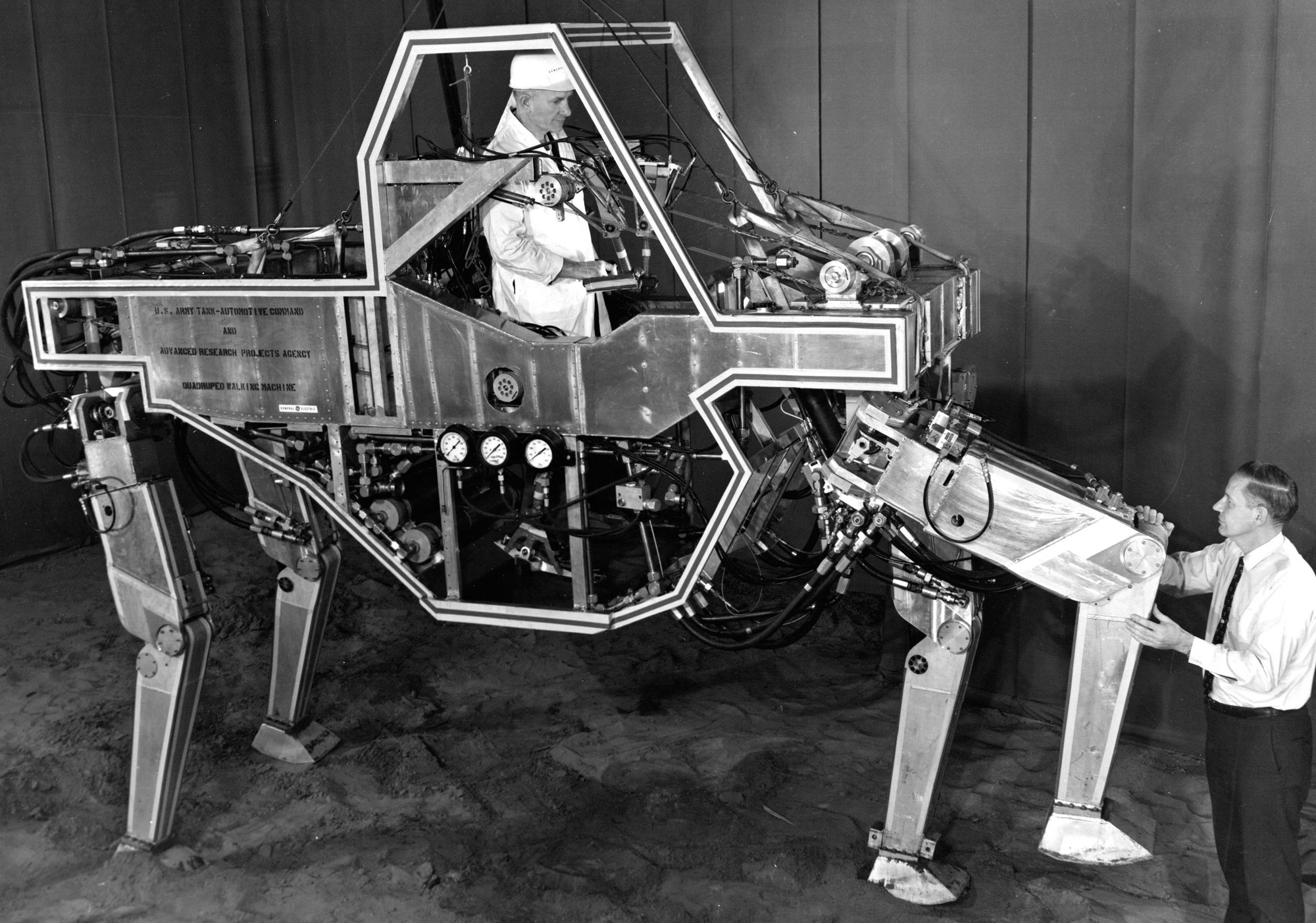 Первый механический прототип робота. Робот Unimate 1961. Kawasaki-Unimate 2000. General Electric 20 век. General Electric quadruped Transporter.